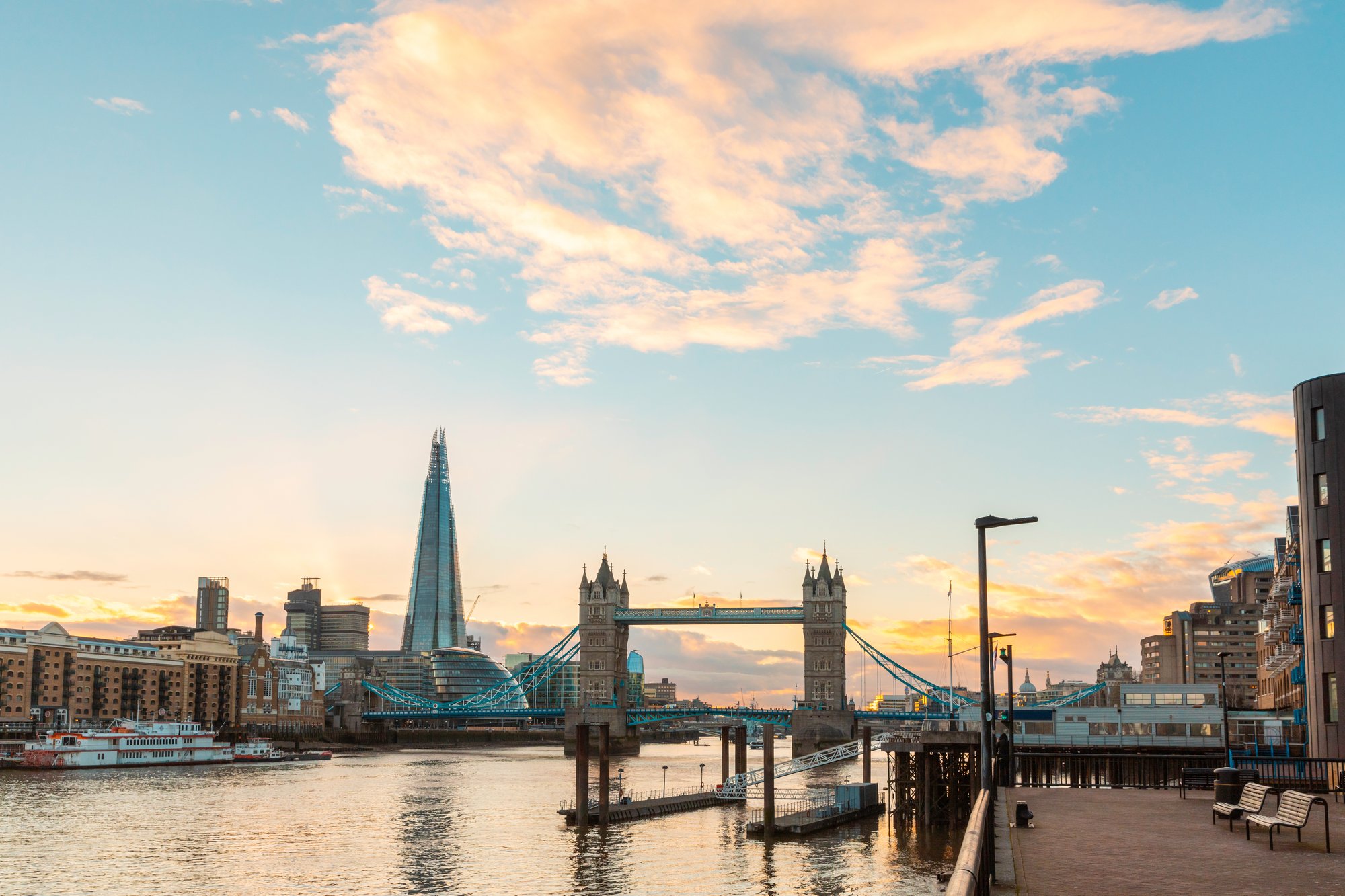 london-view-at-sunset-with-tower-bridge-and-modern-2025-01-07-20-10-33-utc london-view-at-sunset-with-tower-bridge-and-modern-2025-01-07-20-10-33-utc